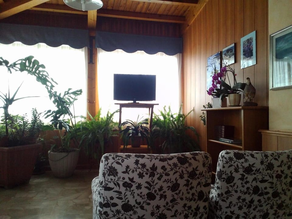 Shared lounge/TV area