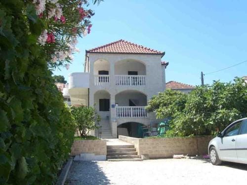 Apartments and rooms by the sea Sutivan, Brac - 2943 Hotel in Split-Dalmatia County