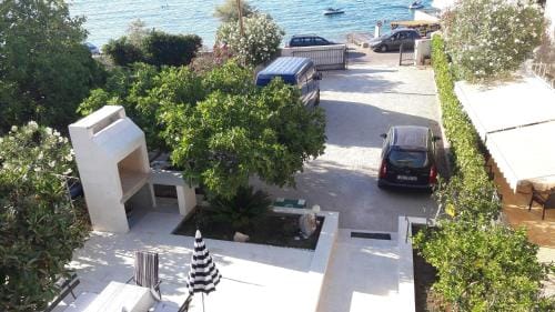 Apartments and rooms by the sea Sutivan, Brac - 2943 Hotel in Split-Dalmatia County