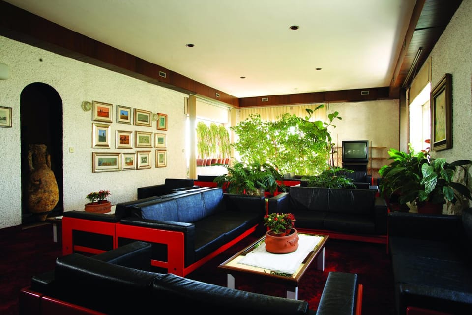 Shared lounge/TV area