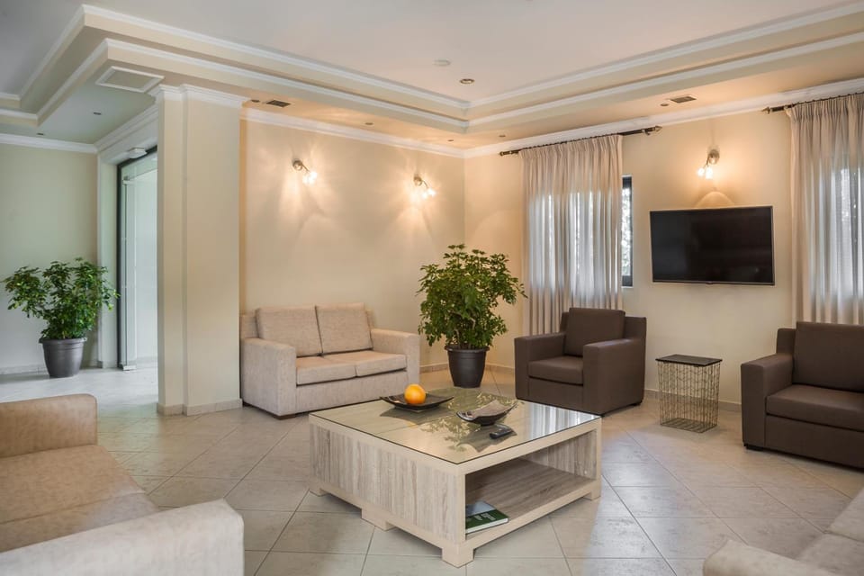 Shared lounge/TV area