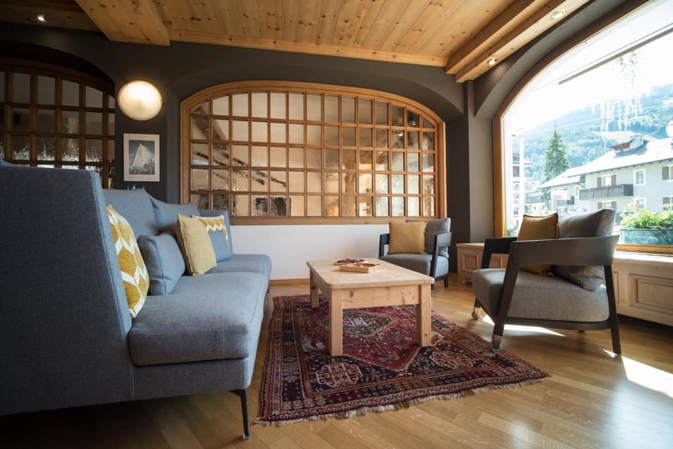 Shared lounge/TV area