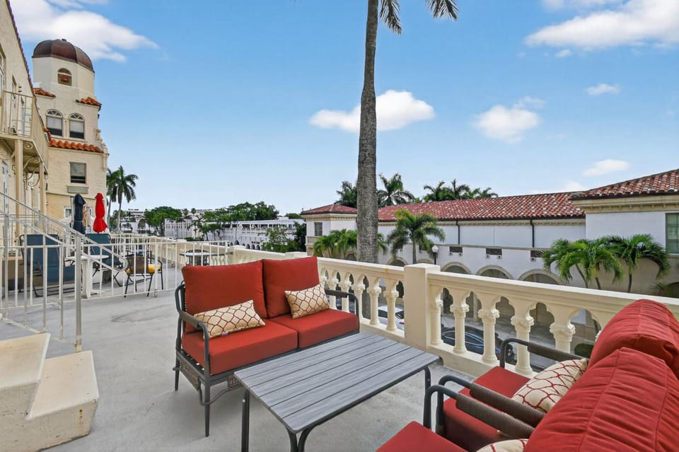 Tropicals of Palm Beach Apartment hotel in Palm Beach