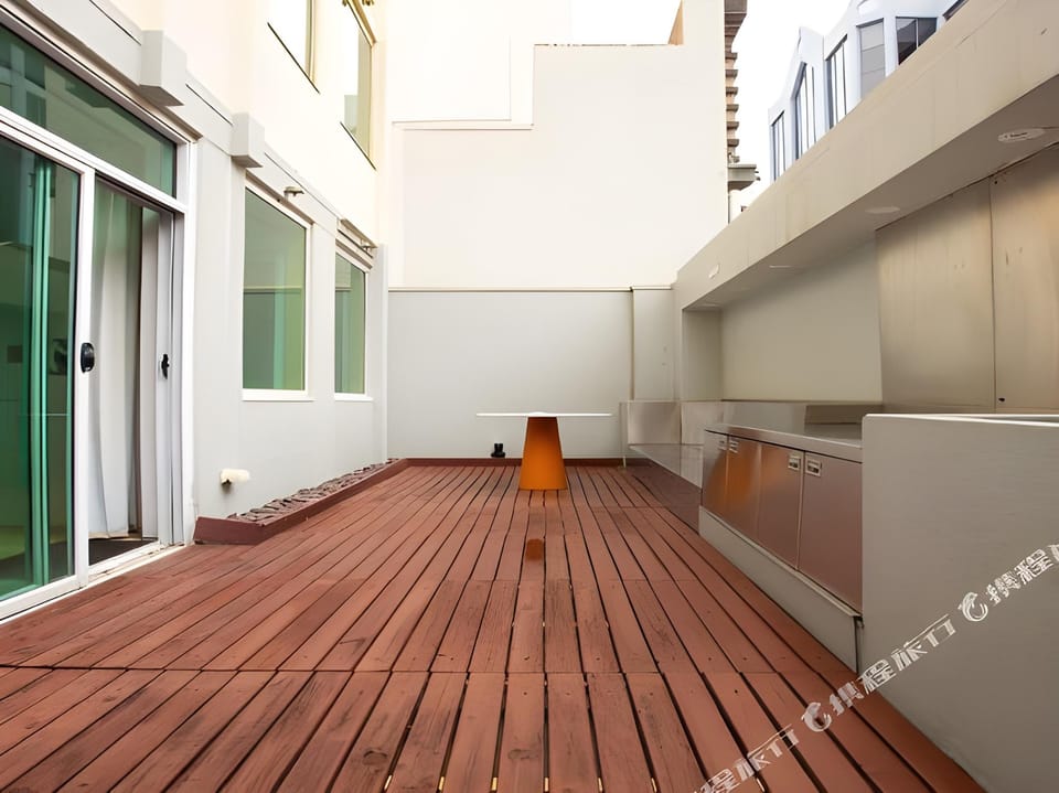 Valentine on George Hotel in Surry Hills