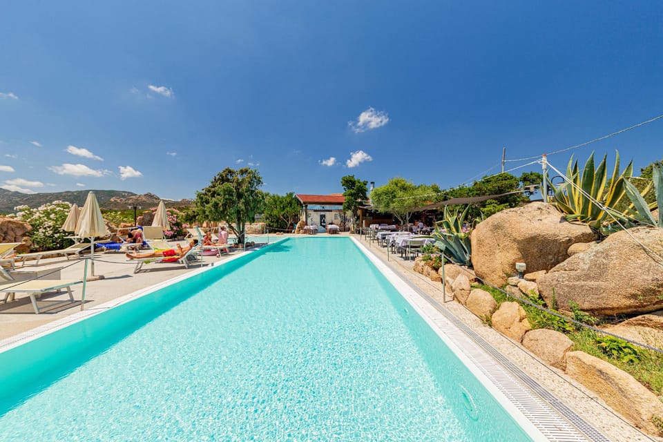 Swimming pool [outdoor]