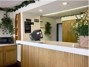 American Inn & Suites Metro Airport Hotel in Romulus