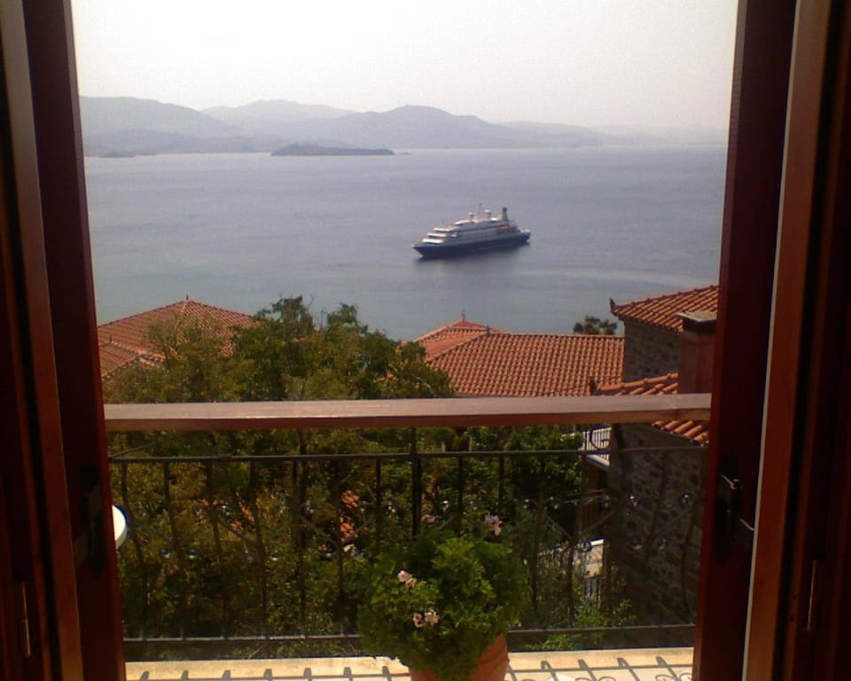 The Schoolmistress With The Golden Eyes, studios & rooms Hotel in Decentralized Administration of the Aegean