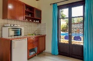 Heliopetra independant studios -village close to beaches -sharing a large pool Hotel in Crete