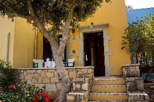 Heliopetra independant studios -village close to beaches -sharing a large pool Hotel in Crete