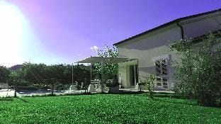 Hillside Villa with Swimming Pool and Jacuzzi - Frasassi Caves Hotel in Umbria