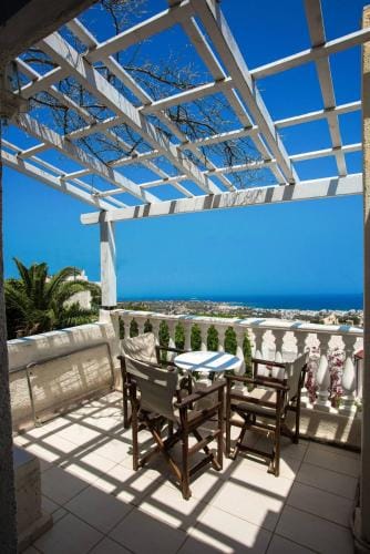 Magnificent Views Suite Hotel in Piskopiano