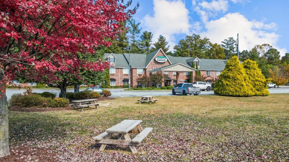Mountain Inn & Suites Flat Rock Hotel in Hendersonville