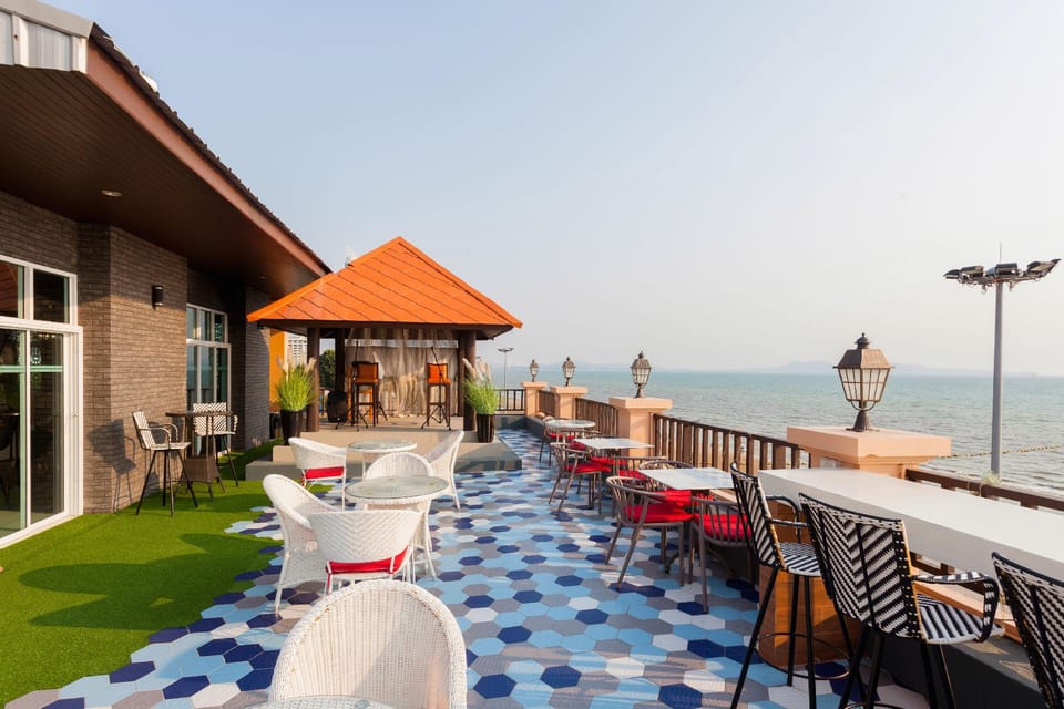 Seaside Jomtien Beach Hotel in Pattaya City