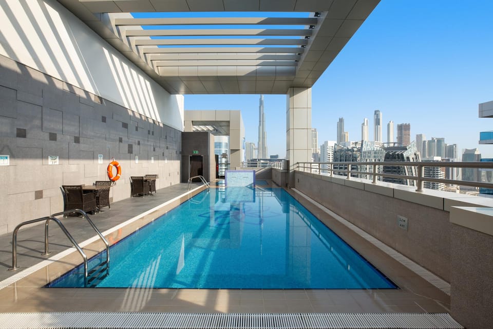 Swimming pool [outdoor]