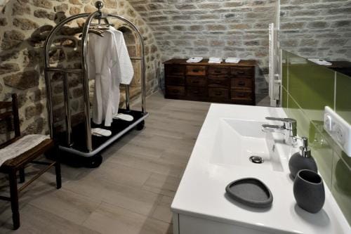 Chambre Comballe charmante avec jacuzzi Hotel in Provence-Alpes-Côte d'Azur