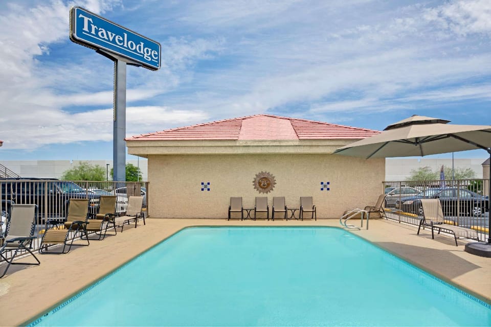 Swimming pool [outdoor]