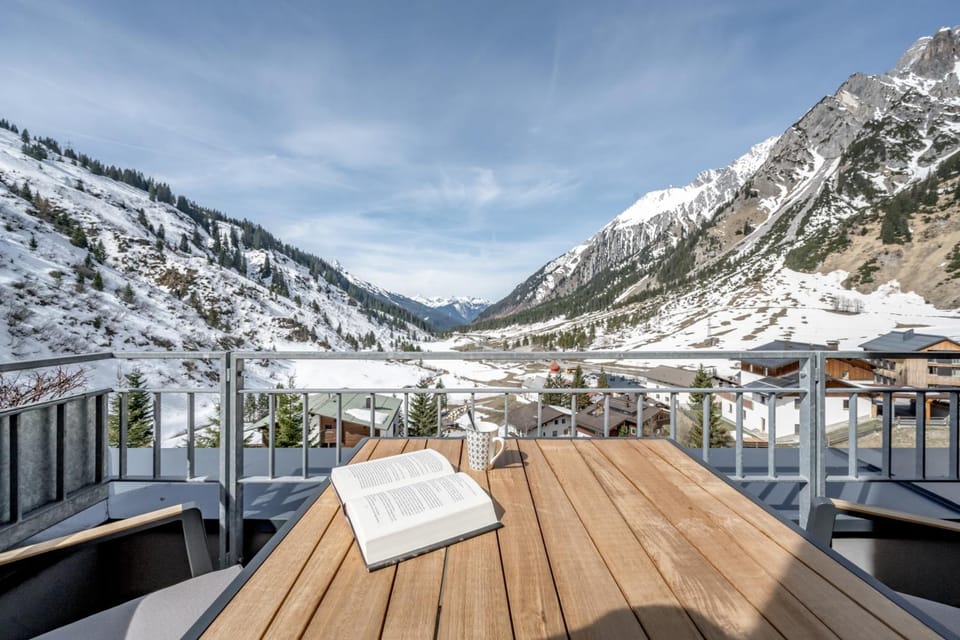 Mondschein Chalet Ski-In Ski-Out Hotel in Stuben