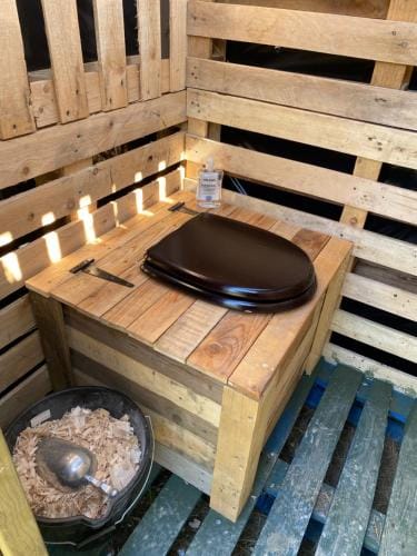 Belan Bluebell Woods Shepherds Hut Lodge in Wales