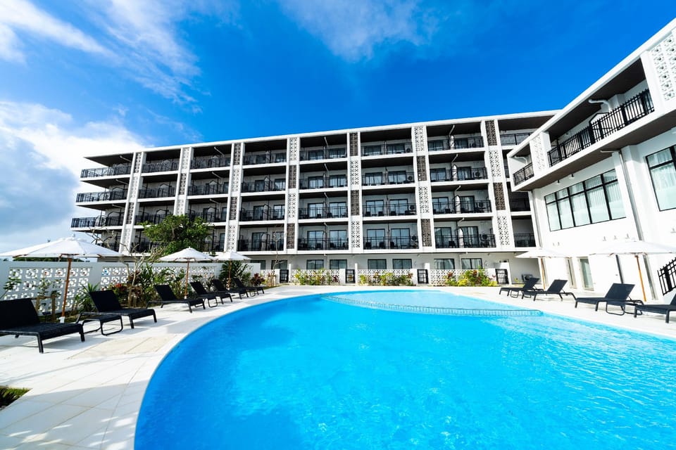Swimming pool [outdoor]