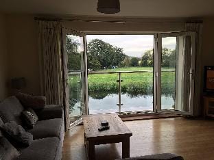 Penthouse Apartment On The River - 65 Skipper Way Hotel in Huntingdonshire District