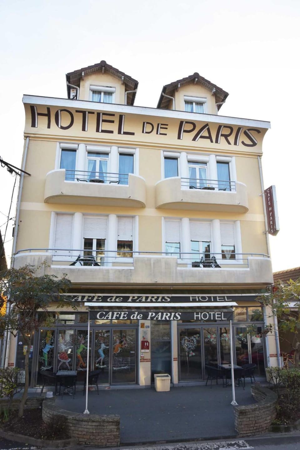 Cafe de Paris Hotel in Figeac