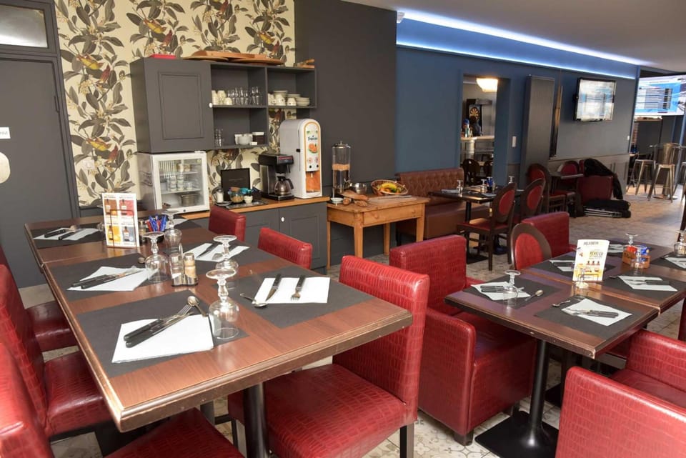 Cafe de Paris Hotel in Figeac
