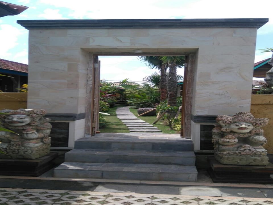 Come Back Guesthouse Hotel in North Kuta