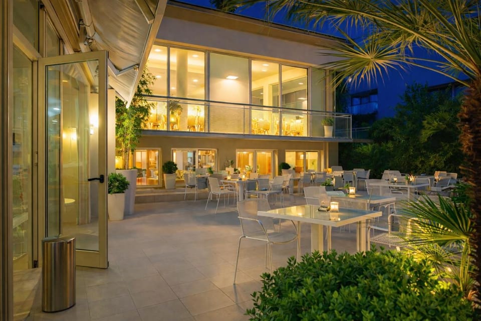 HOTEL TRIONFAL - Fronte Mare - Vicinissimi al Centro Hotel in Milano Marittima