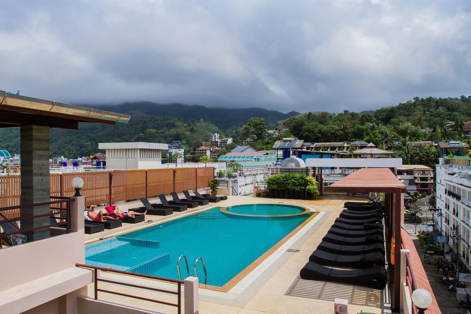 Swimming pool [outdoor]