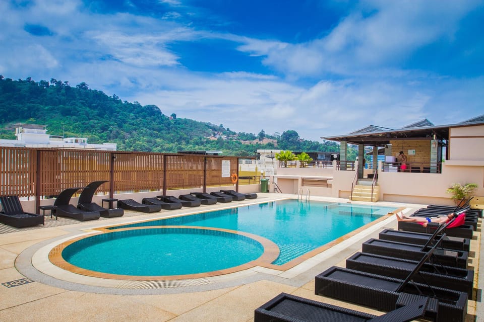 Swimming pool [outdoor]