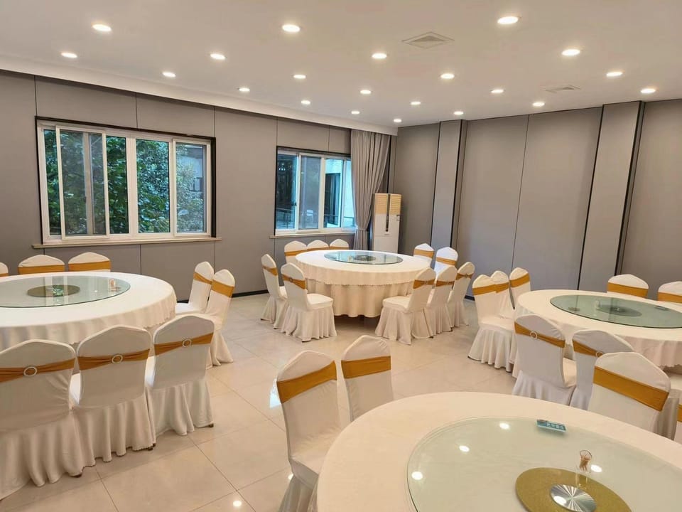 Haiyan Nanbei Lake Jinniushan Manor Hotel in Zhejiang