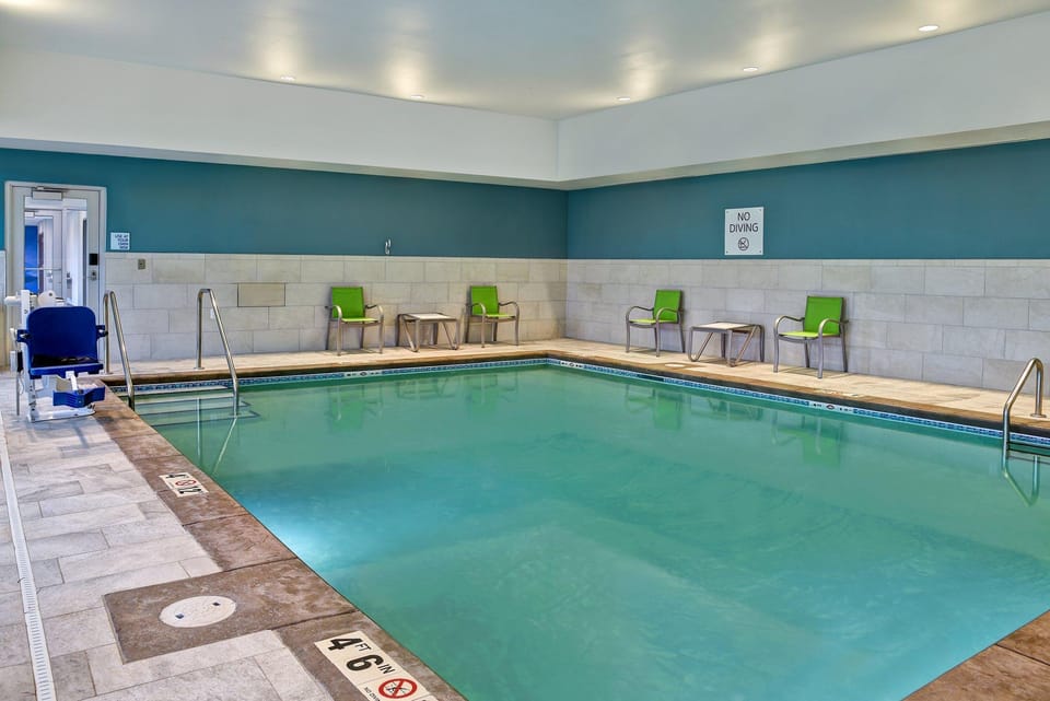 Holiday Inn Express & Suites Ottawa By IHG Hotel in Ozark Mountains