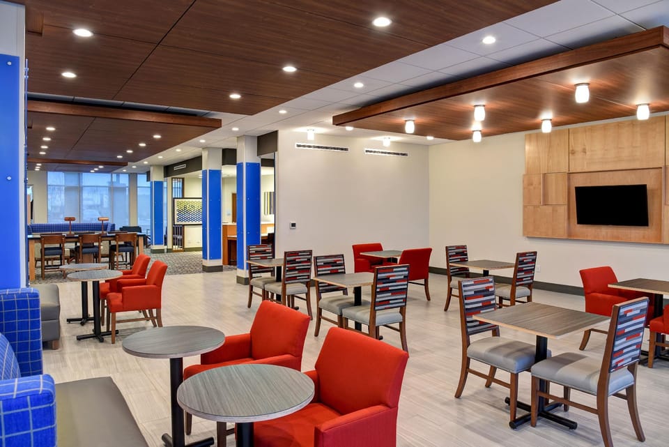 Holiday Inn Express & Suites Ottawa By IHG Hotel in Ozark Mountains