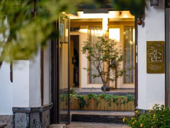 Lijiang Shechen Inn Hotel in China