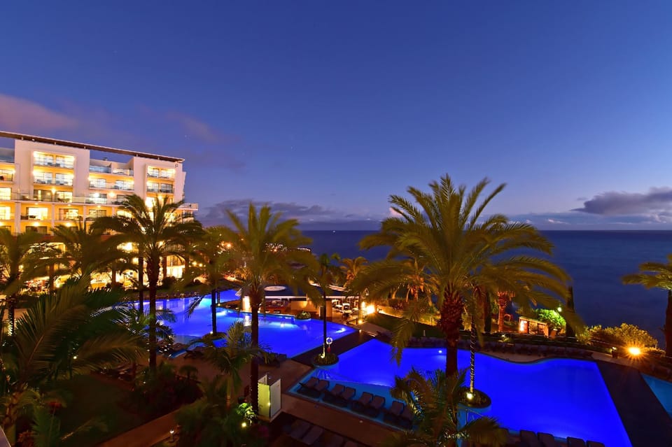 Swimming pool [outdoor]