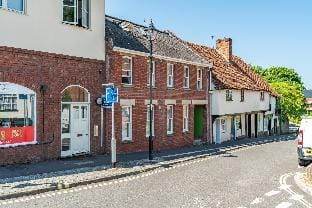 Beautiful Flat,Town Center, 55" Smart TV + Netflix Hotel in Andover