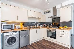 Beautiful Flat,Town Center, 55" Smart TV + Netflix Hotel in Andover