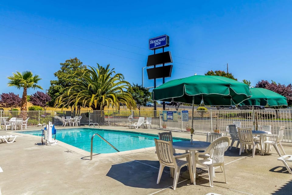 Swimming pool [outdoor]