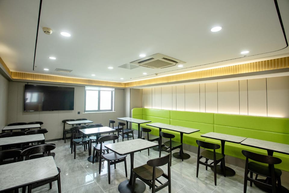 Duojiangnan Hotel (Yintai Department Store, Linping Pedestrian Street, Hangzhou) Hotel in Hangzhou