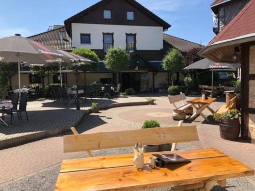 Toschis Station-Motel-Wirtshaus-an der Autobahn-Bowling Hotel in Thuringia, Germany