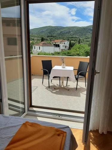 Apartments and rooms with parking space Jelsa, Hvar - 4028 Hotel in Dubrovnik-Neretva County