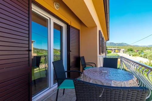 Apartments and rooms with parking space Jelsa, Hvar - 4028 Hotel in Dubrovnik-Neretva County