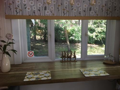 Woodland Cabin With private Wood-Fired Hot-Tub Lodge in Borough of Waverley