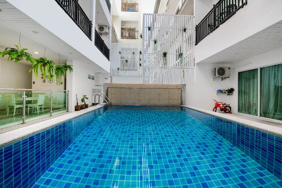 Swimming pool [outdoor]