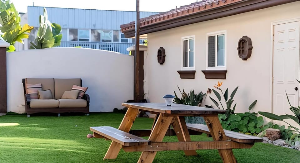 Los Bungalows Hotel in Imperial Beach