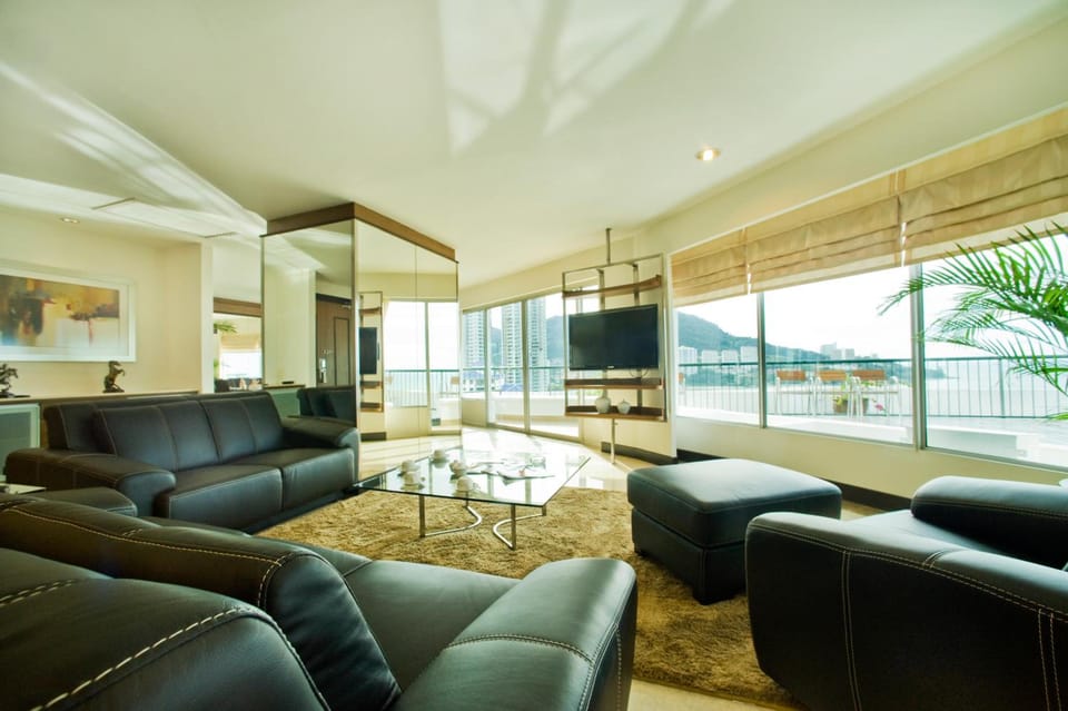 Shared lounge/TV area