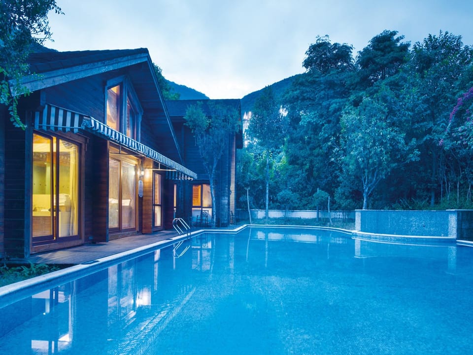Swimming pool [outdoor]