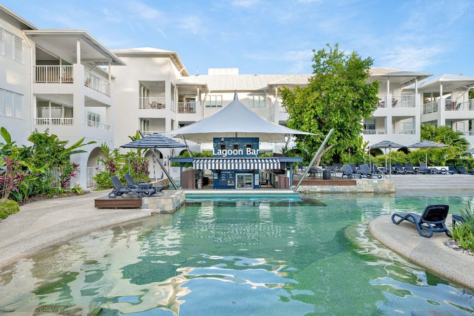 Poolside bar