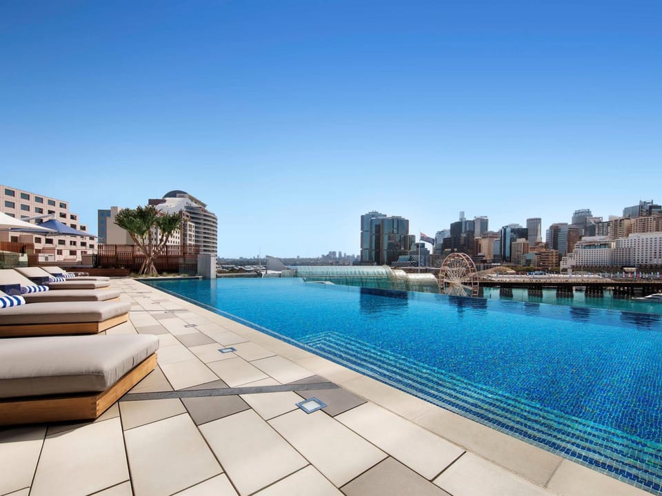 Swimming pool [outdoor]