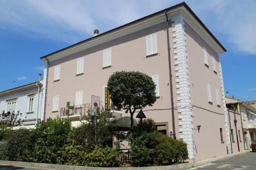 LOCANDA Roma sleep & food Hotel in Donoratico